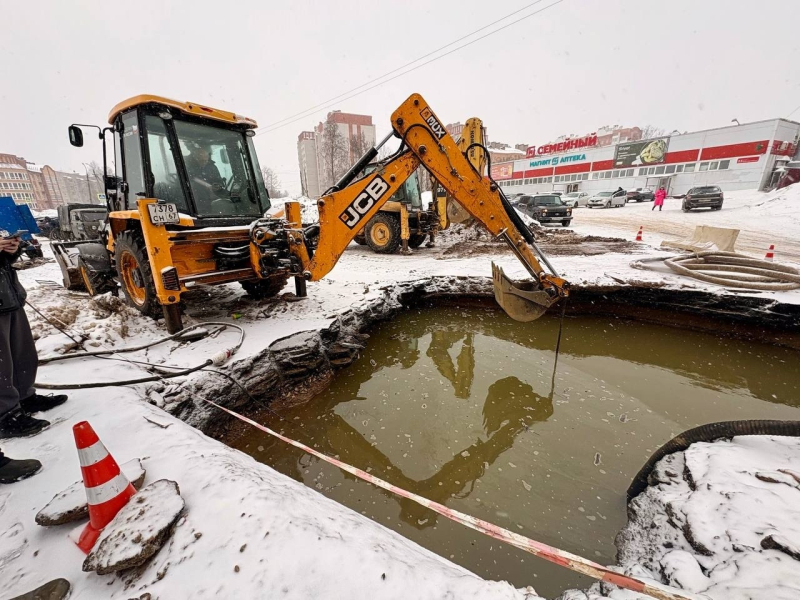 Глава Вяземского округа Олег Смоляков провёл совещание на месте прорыва трубы холодного водоснабжения на улице Кашена.